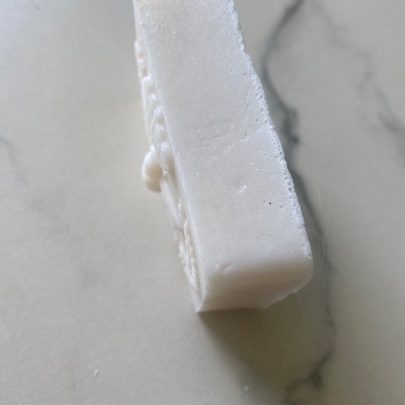 Hand poured soaps Queen Bee bar - Picture 3 of 3